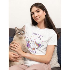 Shirt - Just a girl who loves cats - Wurban Wear | Grappig shirt | Leuk cadeau | Unisex tshirt | Katten | Kattenbak | Kattenkruid | Poes | Krabpaal | Kat | Wit