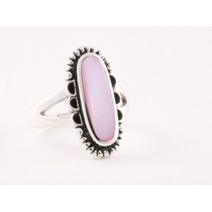 Bewerkte zilveren ring met roze parelmoer - maat 19.5