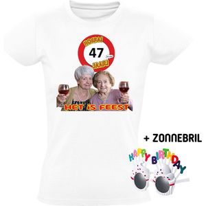 Hoera 47 jaar! Het is feest Dames T-shirt + Happy birthday bril - verjaardag - jarig - 47e verjaardag - oma - wijn - grappig