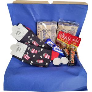 Cadeau box – Film avond – Popcorn - Gefeliciteerd - Verrassings Pakket – Verjaardag - Gift box - Grappig - Cadeau voor vrouw man – Kado – Sokken - Verjaardags cadeau – Jarig -Geschenkdoos –LuckyDay Socks - 2 paar Maat 41-45