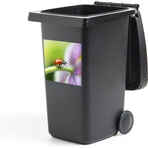 Container sticker Lieveheersbeestje op een bloem - 40x40 cm - Kliko sticker