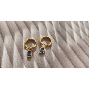 Bling-it zilveren oorring met blauwe steen. Materiaal: 925 sterling zilver, 14 karaat gouden laagje. Afmeting oorbel 2.5cm