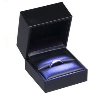 Ringdoosje LED lichtje zwart lederlook - aanzoek - huwelijksaanzoek - verloving - bruiloft - sieradendoos - zijde - liefde - Valentijnsdag - ring - verlichting - lichtje - met licht