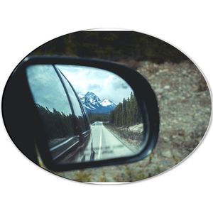 WallClassics - Dibond Ovaal - Uitzicht op Besneeuwde Bergen in Autospiegel - 40x30 cm Foto op Ovaal (Met Ophangsysteem)