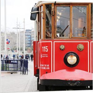 WallClassics - PVC Schuimplaat- Rode Tram door de Stad - 80x80 cm Foto op PVC Schuimplaat