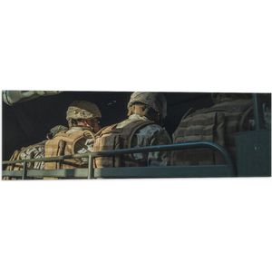 WallClassics - Vlag - Soldaten in Legerwagen - 90x30 cm Foto op Polyester Vlag