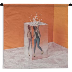 Wandkleed Abstract Ontdekken - Een vrouw in een glazen blok Wandkleed katoen 60x60 cm - Wandtapijt met foto