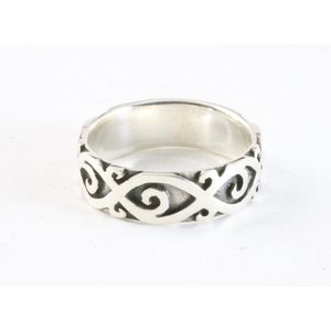Zilveren ring met fantasie gravering - maat 17.5