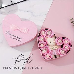 PQL love Teddy Giftset- cadeau - moederdag - Hartje Roze Rozen Van Geurige Zeep Rozenblaadjes Bad - Hartvormige Roos Bloemen- Valentijn cadeautje voor haar & hem