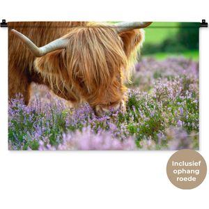 Wandkleed Schotse Hooglanders  - Close-up Schotse hooglander ruikt paarse heide Wandkleed katoen 90x60 cm - Wandtapijt met foto