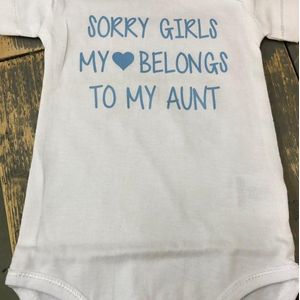 Baby Rompertje met tekst gender reveal party jongen | sorry girls my heart belongs to my aunt  | cadeautje zwangerschap aankondiging hoera je wordt kraamcadeau zwangerschapsaankondiging love hou van mijn tante | korte mouw | wit met zwart | maat 62/6