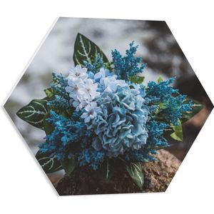 WallClassics - PVC Schuimplaat Hexagon  - Foto van een Klein Boeket met Witte en Blauwe Bloemen - 50x43.5 cm Foto op Hexagon (Met Ophangsysteem)