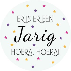 Verjaardag raamsticker rond - Er is er een jarig hoera hoera! - Decoratie feest - Raamsticker - Jarig - Verjaardag