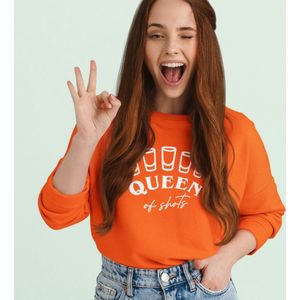 Oranje Koningsdag Trui Queen Of Shots - Maat M - Uniseks Pasvorm - Oranje Feestkleding
