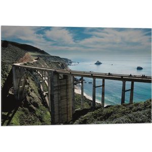 WallClassics - Vlag - Bixby Creek Bridge - Amerika - 75x50 cm Foto op Polyester Vlag