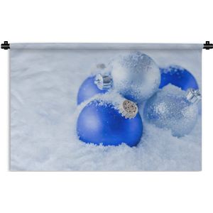 Wandkleed Kerst - Een set blauwe en zilveren kerstballen bevinden zich in de sneeuw Wandkleed katoen 120x90 cm - Wandtapijt met foto
