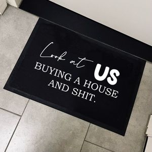 Deurmat met tekst-Look at us buying a house and shit-Grappige deurmat-Deurmat binnen-70x50cm