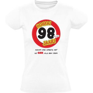 Hoera 98 Jaar! Maar nog steeds zo gek als een deur! Dames T-shirt | Jarig | 98e verjaardag kado | Shirt