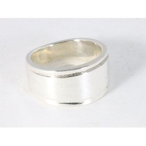 Zware hoogglans zilveren ring met gegraveerde randen - maat 17