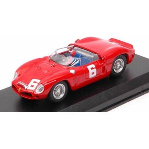 De 1:43 Diecast Modelcar van de Ferrari 246SP Dino Spider #6 Winnaar van Brands Hatch in 1962. De bestuurder was M. Parkes. De fabrikant van het schaalmodel is Art-Model. Dit model is alleen online verkrijgbaar