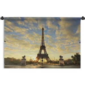 Wandkleed Eiffeltoren - De Eiffeltoren met een unieke oranje lucht door de laagstaande zon Wandkleed katoen 90x60 cm - Wandtapijt met foto