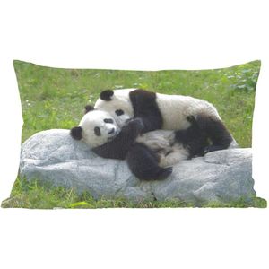 Sierkussen Panda voor binnen - Twee grote pandas op een steen - 50x30 cm - rechthoekig binnenkussen van katoen