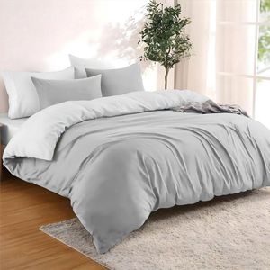 Dekbedovertrek 240x220 cm met 2 kussenslopen 50x70 cm - Lichtgrijs/wit - Bedset 240x220 in 100% microvezel - 3 stuks