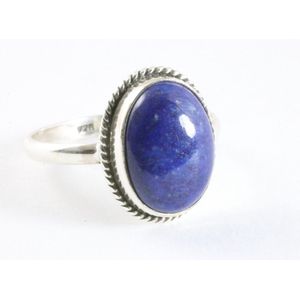 Bewerkte ovale zilveren ring met lapis lazuli - maat 20