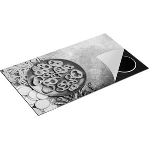 Chefcare Inductie Beschermer Gesneden Groente op Grijze Marmer - Groentes - Zwart Wit - 90x52 cm - Afdekplaat Inductie - Kookplaat Beschermer - Inductie Mat