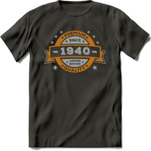 Premium Since 1940 T-Shirt | Zilver - Goud | Grappig Verjaardag en Feest Cadeau Shirt | Dames - Heren - Unisex | Tshirt Kleding Kado | - Donker Grijs - M