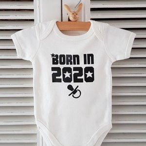 Baby Romper aankondiging zwangerschap Zwangerschapsaankondiging volgende jaar See you in unisex | Born in 2024 speentje| korte mouw | wit | maat 50-56 jongen meisje unisex