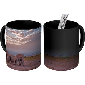 Magische Mok - Foto op Warmte Mokken - Koffiemok - Trekkende olifanten - Magic Mok - Beker - 350 ML - Theemok