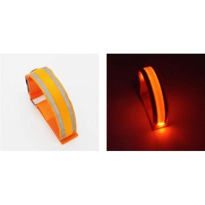 LED lichtband Oranje - Lichtgevende band voor wandelen/fietsen/hardlopen - Lichtgevende band met reflectoren voor extra veiligheid in het donker - Inclusief Batterijen - Max. omtrek 33 cm