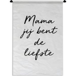 Wandkleed Moederdag - Moederdag cadeau 12 mei tekst - Mama jij bent de liefste - wit met zwarte letters Wandkleed katoen 90x135 cm - Wandtapijt met foto