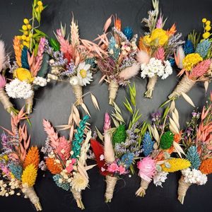 10 kleurrijke en verschillende corsages van droogbloemen in allerlei kleuren - bruiloft - trouwen - feest - corsagebloem - bloemcorsage - corsage met droogbloemen - bohemian - huwelijk