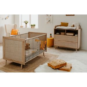 Finori Bali Babykamer Set - Eiken/Riet Decor - Ledikant 70x140 - Commode inclusief Opzet