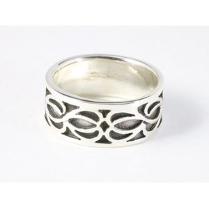 Zware zilveren ring met fantasie gravering - maat 18