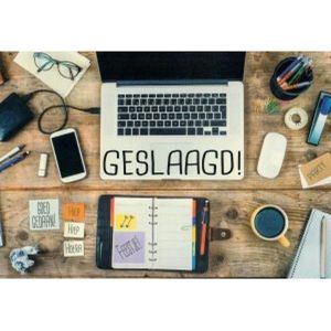 Geslaagd! Goed gedaan! Gefeliciteerd! Een grappige kaart met een mobiel, laptop, beker koffie plakband, nietjes op het bureau. Leuk om zo te geven of om bij een cadeau te voegen. Een dubbele wenskaart inclusief envelop en in folie verpakt.