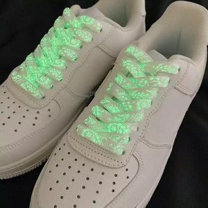 Witte Glow in the Dark veters - 120cm - Bloemenprint - Schoenveters die licht geven - Lichtgevende schoenveter