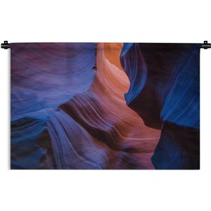 Wandkleed Antelope Canyon - Donkerblauwe kleuren schijnen door de gleuven van de Antelope Canyon Wandkleed katoen 150x100 cm - Wandtapijt met foto