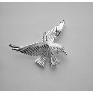 Robuuste  zilveren adelaar, met gespeide vleugels