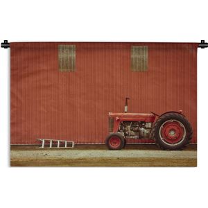 Wandkleed Trekker - Een rode trekker bij een rode schuur Wandkleed katoen 150x100 cm - Wandtapijt met foto