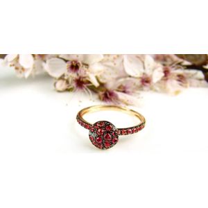 Ring in roos goud gezet met rode saffier en diamant