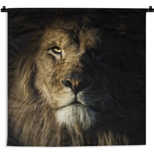 WandkleedDieren - Portret van een leeuw op en zwarte achtergrond Wandkleed katoen 180x180 cm - Wandtapijt met foto
