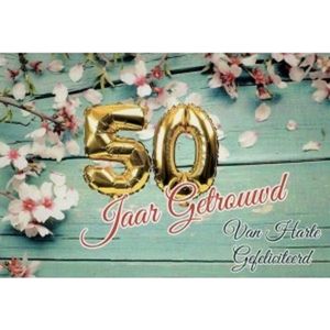 50 jaar getrouwd! Van harte gefeliciteerd! Een bijzondere kaart met fleurige bloemen op het hout en het getal 50 in het goud. Een leuke kaart om zo te geven of om bij een cadeau te voegen. Een dubbele wenskaart inclusief envelop en in folie verpakt.
