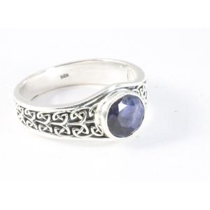 Bewerkte zilveren ring met blauwe saffier - maat 18