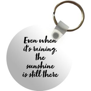 Sleutelhanger - Even when it's raining, the sunshine is still there - Tekst - Quotes - Zonneschijn - Plastic - Rond - Uitdeelcadeautjes