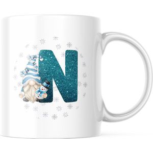 Kerst Mok met afbeelding: Snowman Gnome - Blauw - Letter N | Kerst Decoratie | Kerst Versiering | Grappige Cadeaus | Koffiemok | Koffiebeker | Theemok | Theebeker