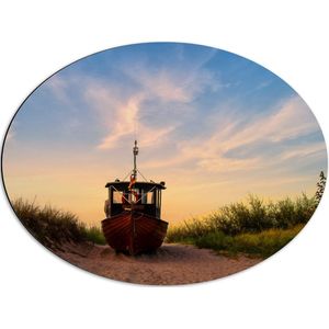 WallClassics - Dibond Ovaal - Overdekte Vissersboot in de Duinen bij de Avondzon - 68x51 cm Foto op Ovaal (Met Ophangsysteem)