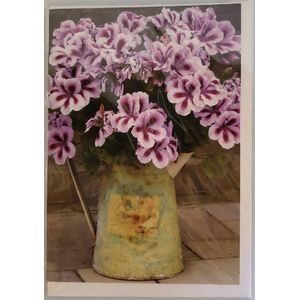 Altijd leuk om een blanco kaart met bloemen te versturen of te krijgen. Dit is een zeer geschikte wenskaart om te geven bij meerdere gelegenheden. Een dubbele wenskaart inclusief envelop en in folie verpakt.